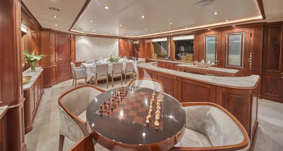 Midship salon main deck
