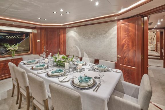 Dining salon