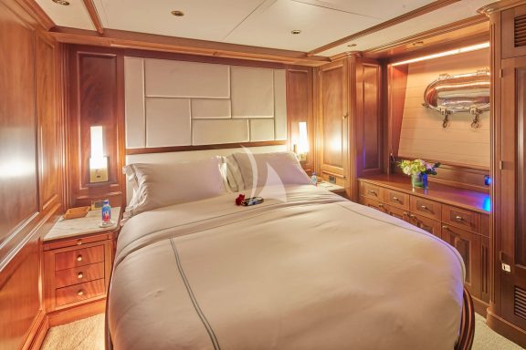 Forward guest cabin stb side