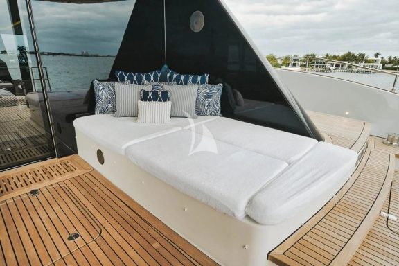 Aft cockpit lounge/sunbathing
