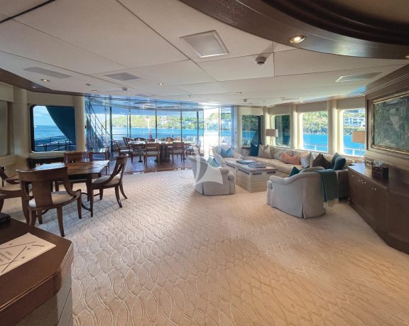An expansive Sky Lounge on the Bridge Deck leads into a convertible al fresco dining area, equipped with retractible glass partitions for enjoying the panoramic view of the outside without unfavorable weather conditions.