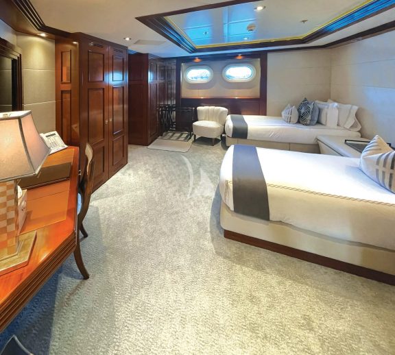 For groups needing more adaptable accomodations for guests, two areas in the lower deck guest quarters configure to either 2 Twin staterooms or 2 Kings. This area can also remain an open lounge or be adjoined to the adjacent Queen for the option of an oversized VIP stateroom.
