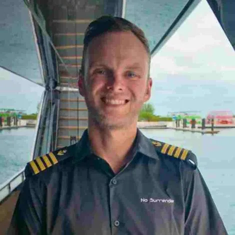 Crew of NO SURRENDER|Captain