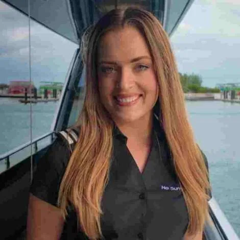 Crew of NO SURRENDER|Chief Stewardess