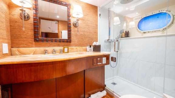 Queen 1 Ensuite