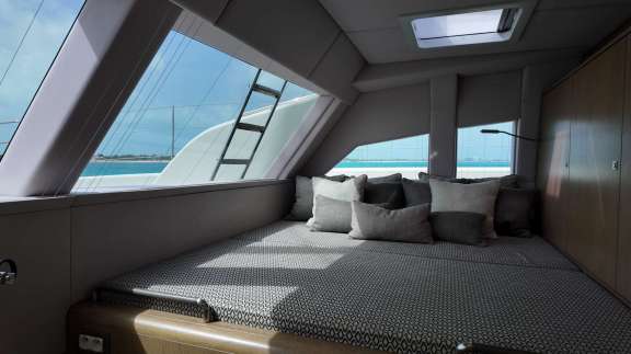 Primary cabin - lounge