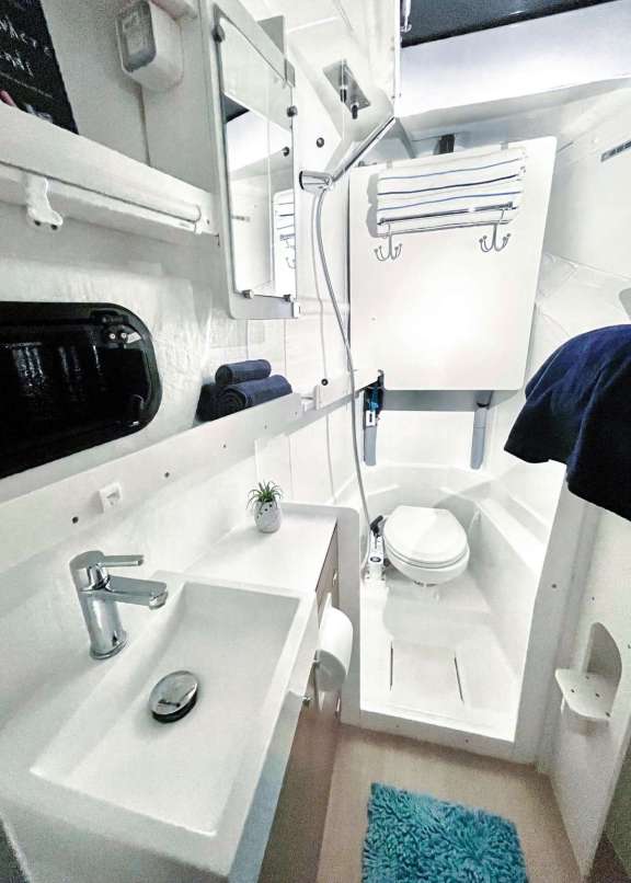 Image of CHILLIN’ HUT yacht #17