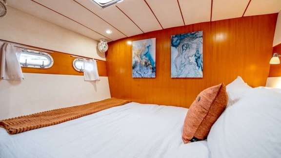 Starboard aft guest suite