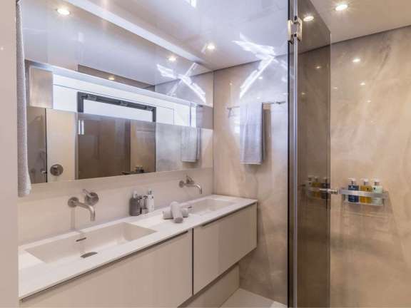 Master bathroom en suite