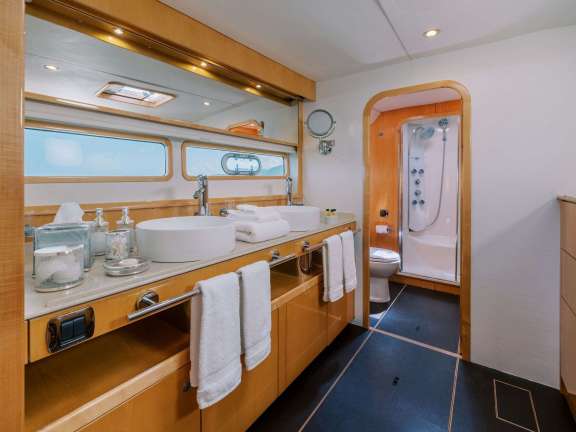 Image of AVANTI yacht #16