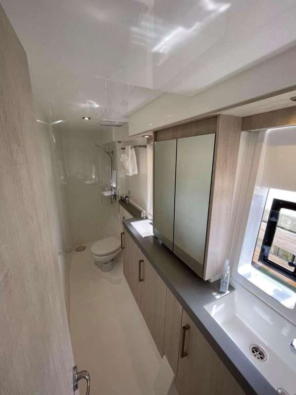 Image of SHIPS & GIGGLES yacht #9