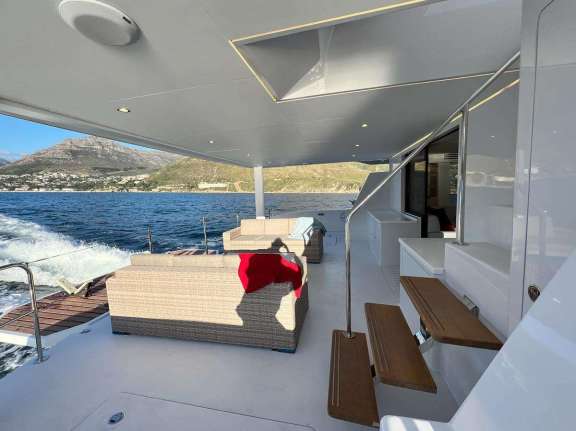 Outdoor Dining and Lounge