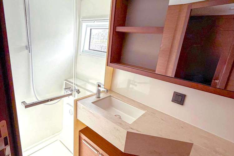 A guest head and shower