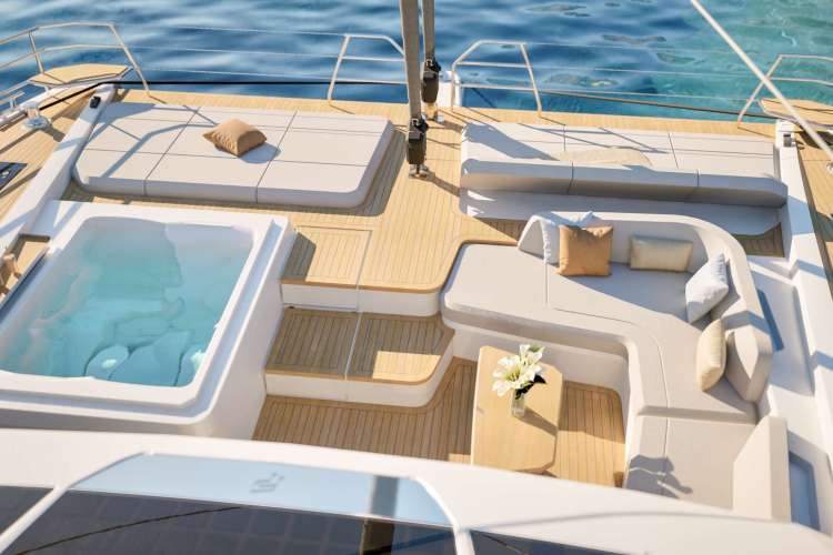 Foredeck with jacuzzi and foward cockpit