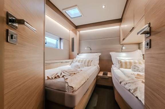 Convertible Twin/Queen Cabin (9/10pax charter only, inquire for details)