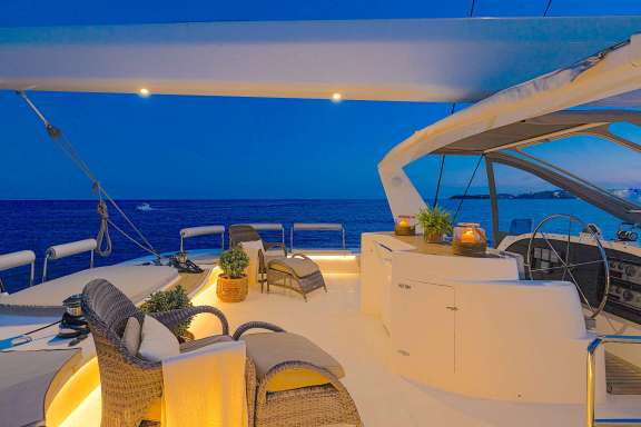 Flybridge are by night