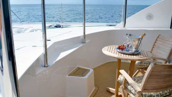 Foredeck and forward lounging cockpit