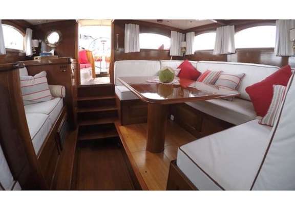 Spacious elegant salon