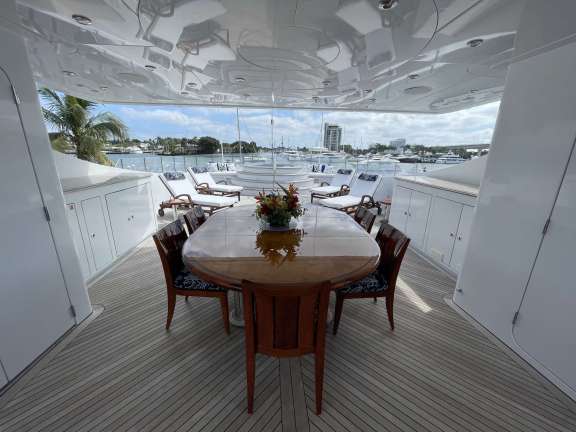 Fly bridge deck & Jacuzzi