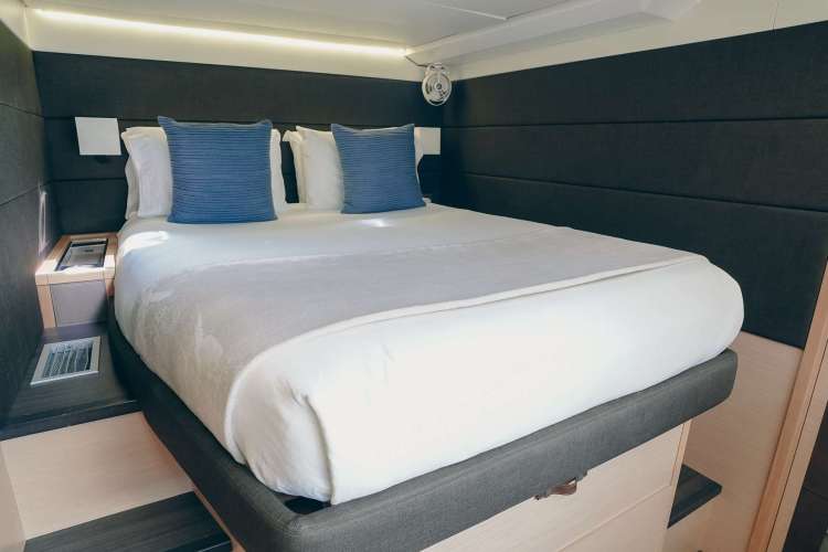 Queen guest cabin