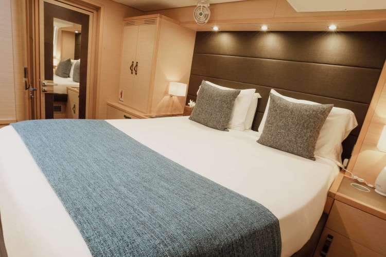 Queen guest cabin