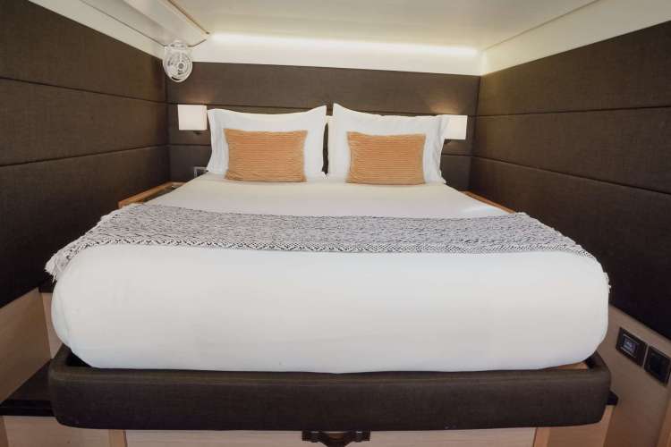 Queen guest cabin