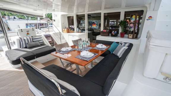 Al fresco dining in the cockpit