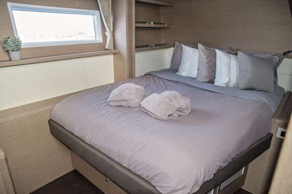 Queen guest cabin