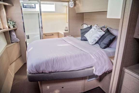Queen guest cabin with ensuite head