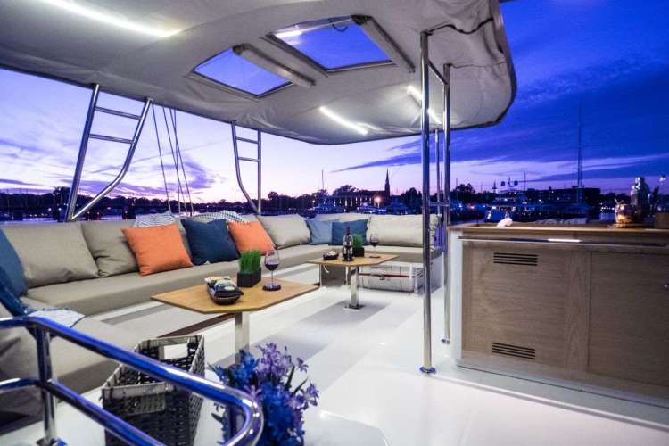 Spacious fly-bridge with bimini
