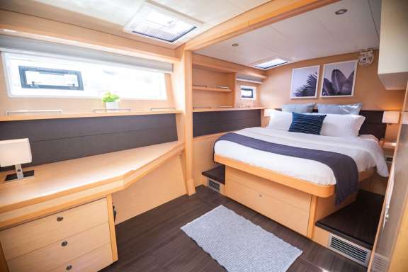 Queen guest cabin