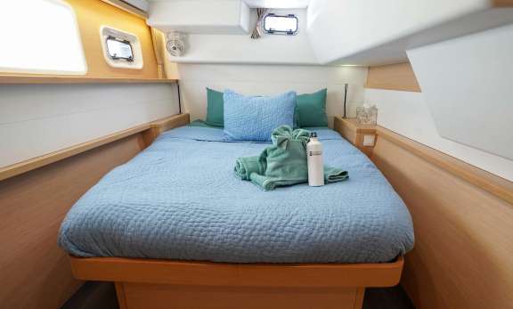 Queen guest cabin