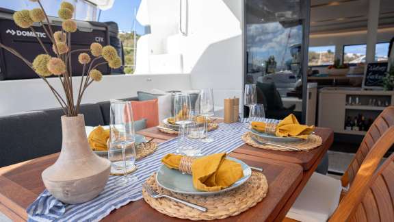 Al fresco cockpit dining