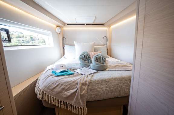 Queen guest cabin