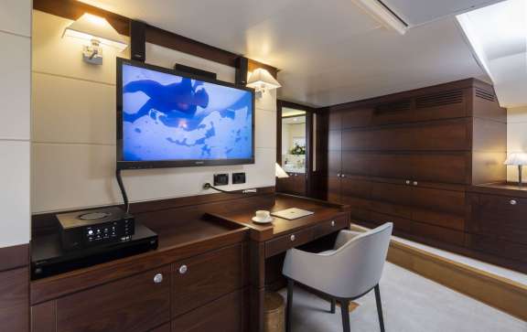 Master cabin desk with 4-G Wi-Fi