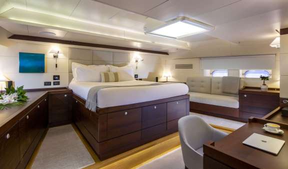 Aft master cabin with centerline bed