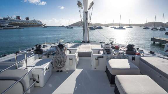 Expansive flybridge and daybeds