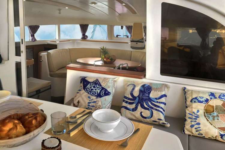 Cockpit dining aft