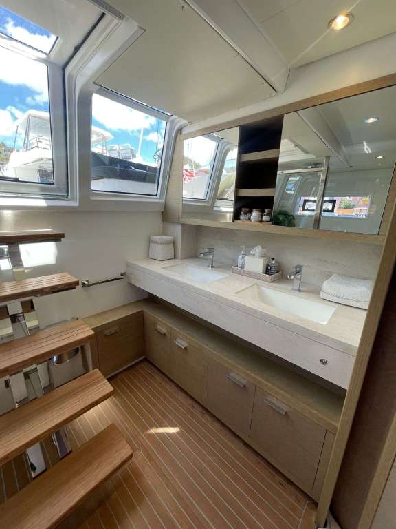 Mare Blu primary head