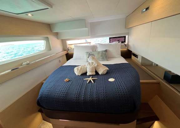 Starboard aft VIP queen cabin