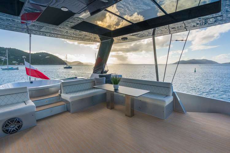 Fly bridge with jacuzzi