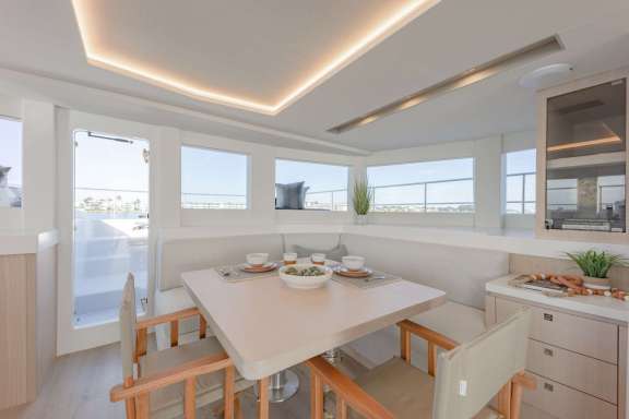 Spacious flybridge area