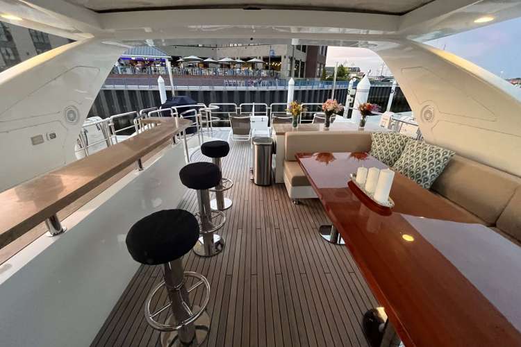 Flybridge Dinning &amp; Bar