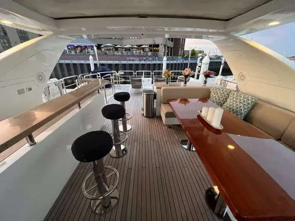 Flybridge Dinning & Bar