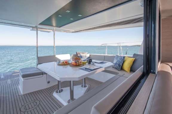 Cockpit/aft dining area