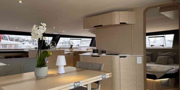 Master Cabin to Salon