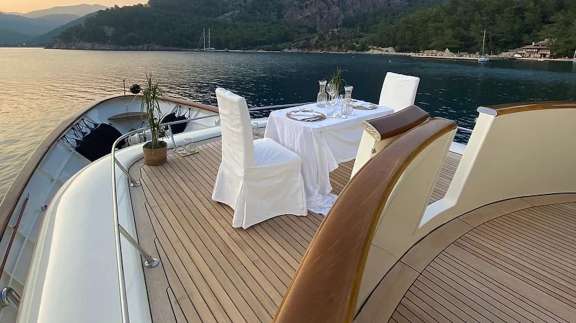 Upper Foredeck (Convertible to sunpad)