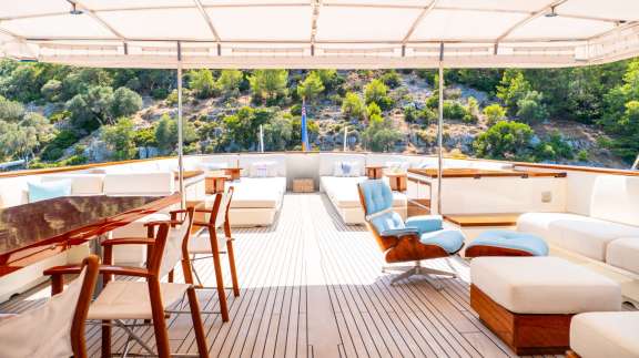 Uppser Deck Dining and Lounge Area