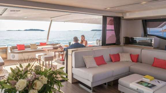 Aft cockpit with dining by duck