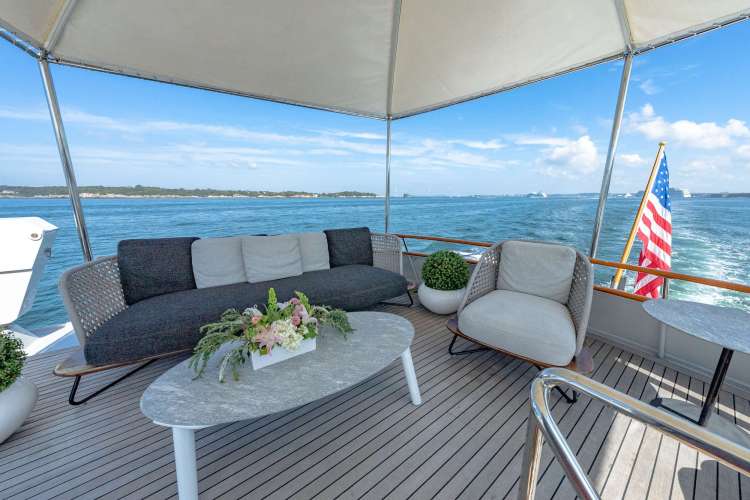Aft Flybridge Lounge